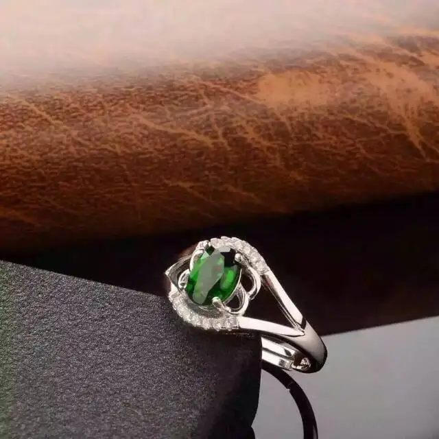 

Женское кольцо из серебра 925 пробы, с натуральным зеленым диопсидом