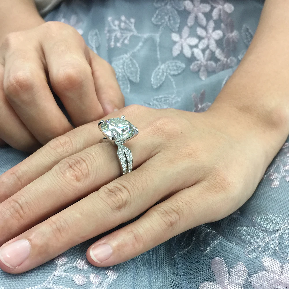 Кольцо обручальное женское из белого золота с муассанитом 8 карат 13 мм | Украшения