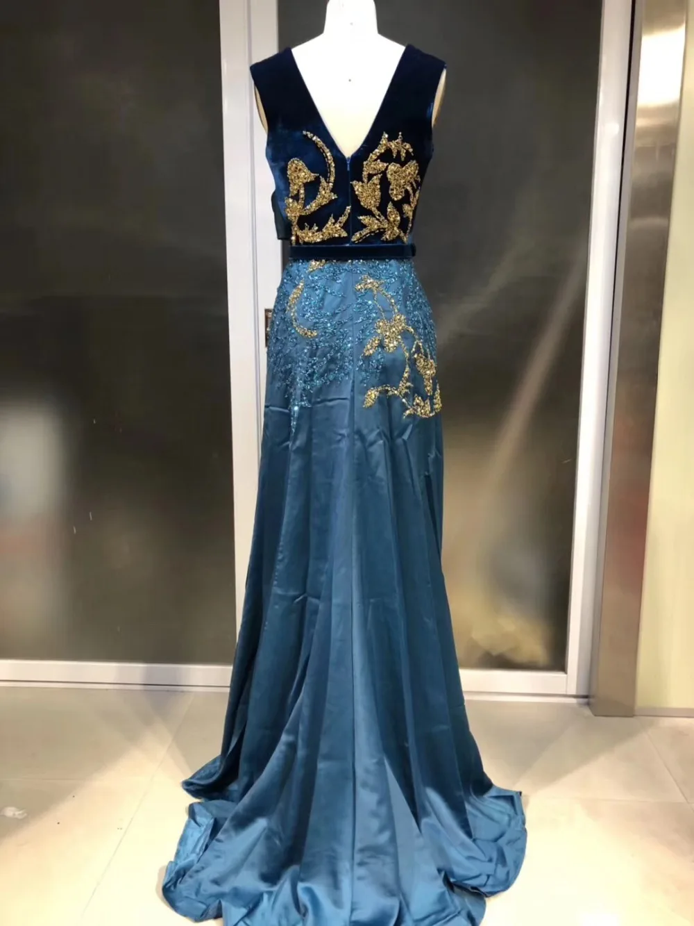 CloverBridal новейшее платье с v-образным вырезом и сзади, украшенное бусинами, бордовое бархатное платье для выпускного вечера с поясом, синее атласное платье