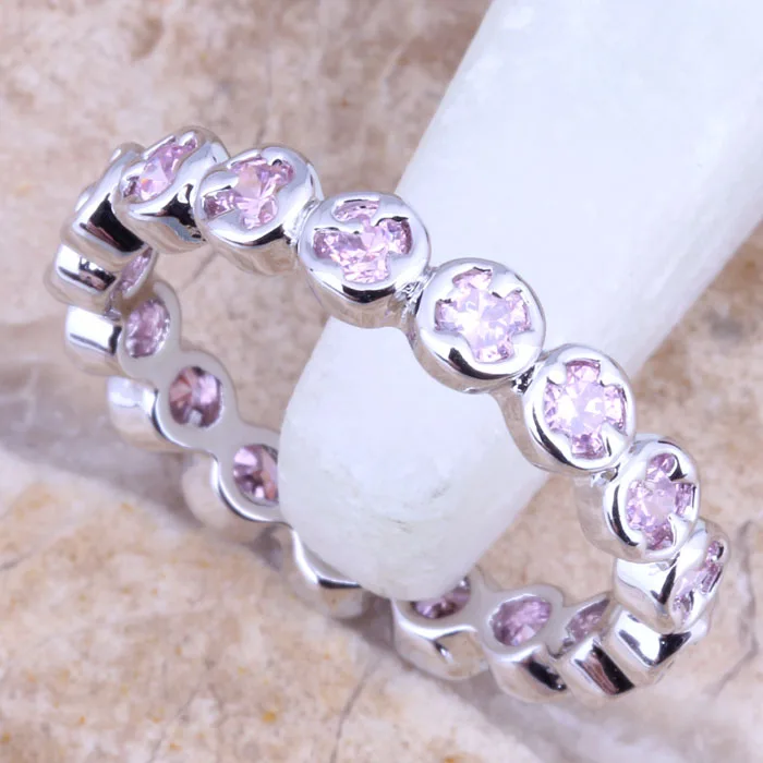 Классическое кольцо с розовым кубическим цирконием и посеребренным покрытием