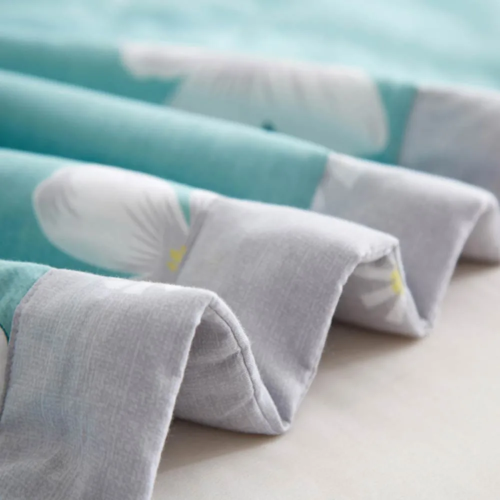 Стеганое одеяло с белыми цветами и зелеными вставками мягкое стеганое Мягкое