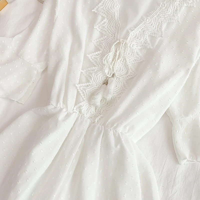 Женский кружевной комбинезон в горошек с треугольным вырезом и рукавами