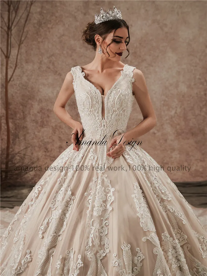 Свадебное платье цвета шампанского с кружевной аппликацией и рукавами