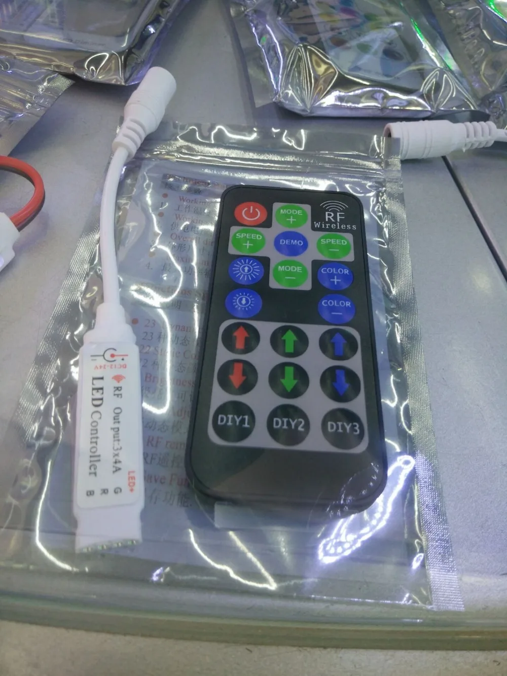 

1 шт. * RF Mini RGB 12A DIY 19key Черный пульт управления для RGB 5050,3528 Светодиодная лента Беспроводная «сделай сам» динамический DC 12-24V с пультом дистанци...