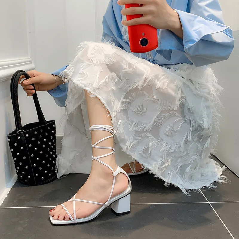 Женские сандалии гладиаторы YMECHIC белые и черные босоножки на высоком каблуке с