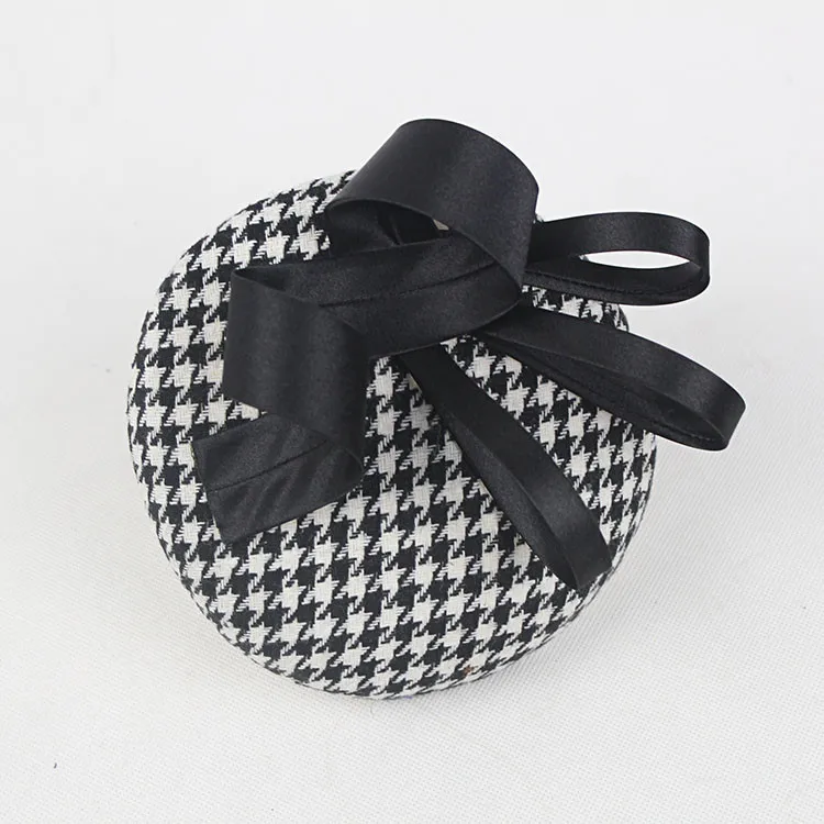 Модные черно-белая клетка волос чародей для Для Женщин Атлас котелок Hairband дамы банкетный ужин Вечеринка аксессуары для волос