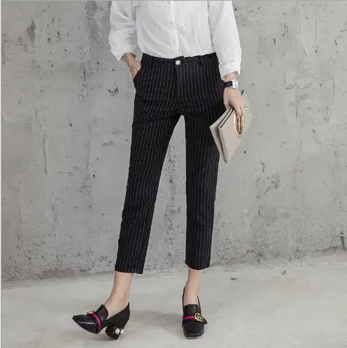 Женские классические брюки в полоску узкие до щиколотки серого/черного цвета