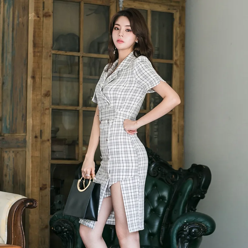 Женское офисное платье большого размера облегающее средней длины с двойной