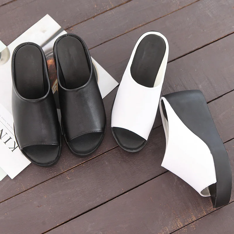 Женские босоножки на танкетке черные или белые сандалии с открытым носом толстой