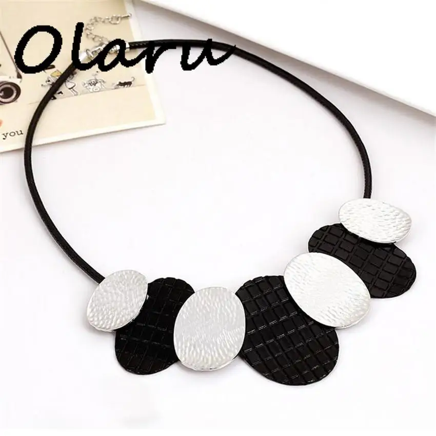 Женское колье-чокер с подвеской серебряного цвета | Украшения и аксессуары