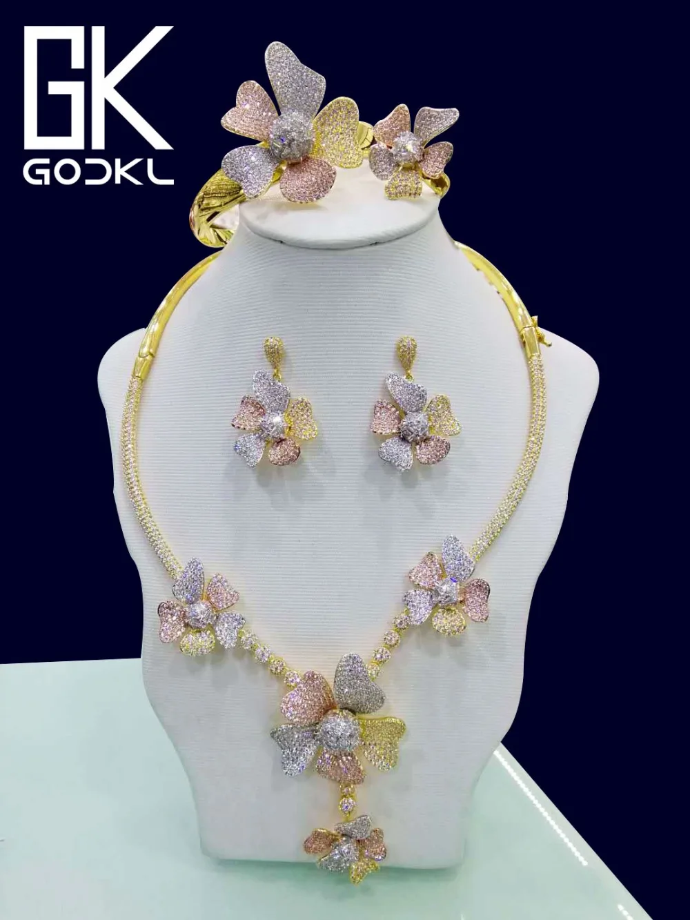 Женский комплект ювелирных изделий GODKI золотого цвета с фианитом для