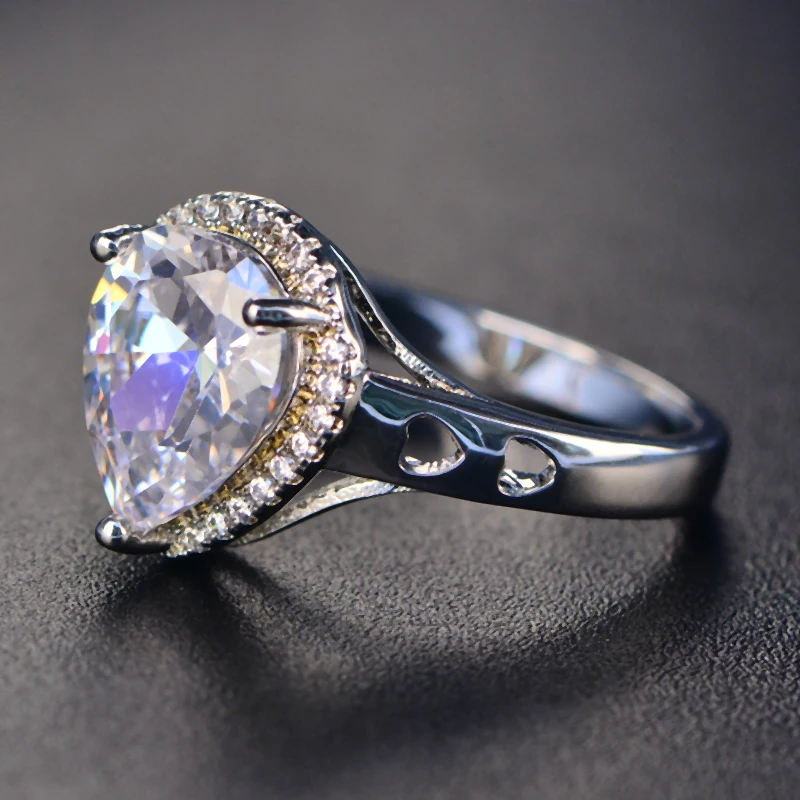 Изумительное кольцо с Каплевидным белым фианитом ААА серебряного цвета для