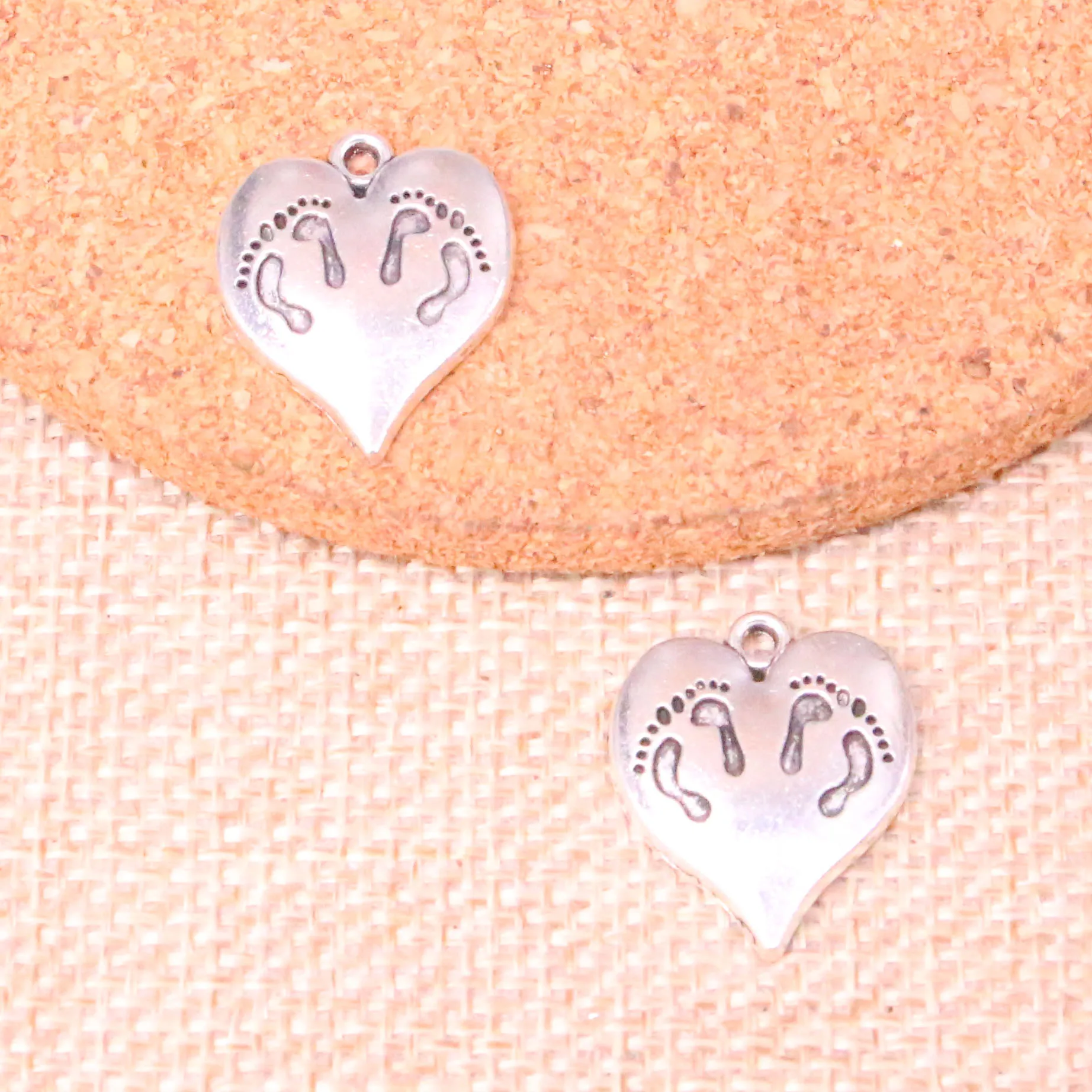 8 шт. старинное серебро сердце стопы подвески для ювелирных изделий DIY браслет 21*17