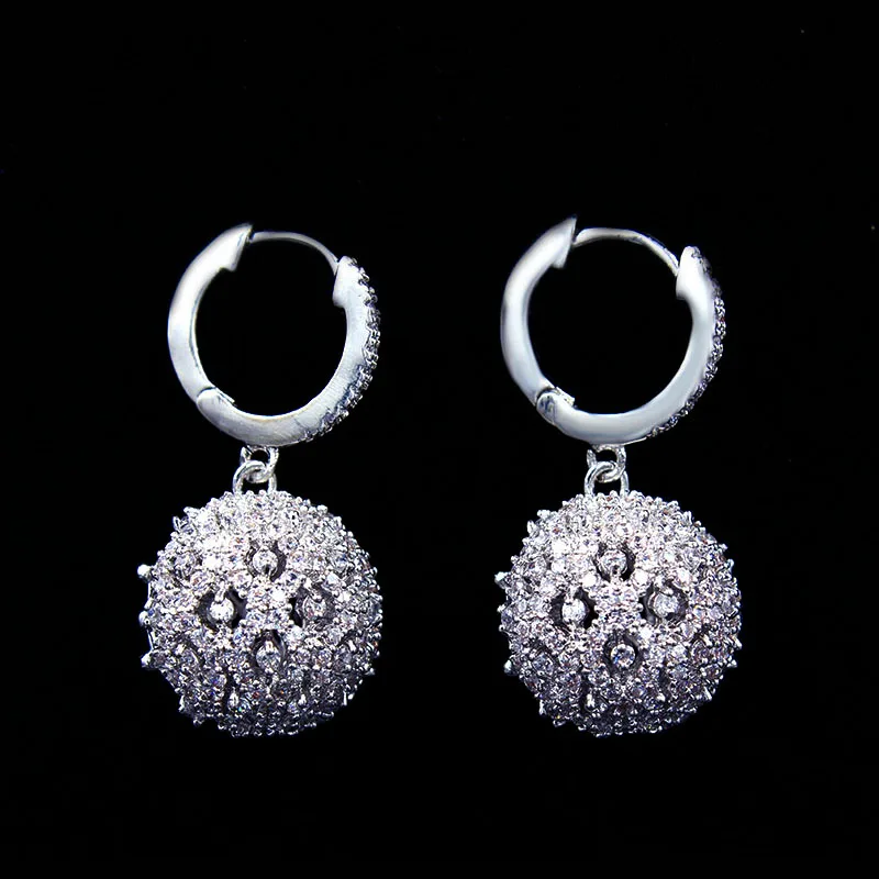 Женские серьги белого и золотого цвета с блестящими вырезами украшенные