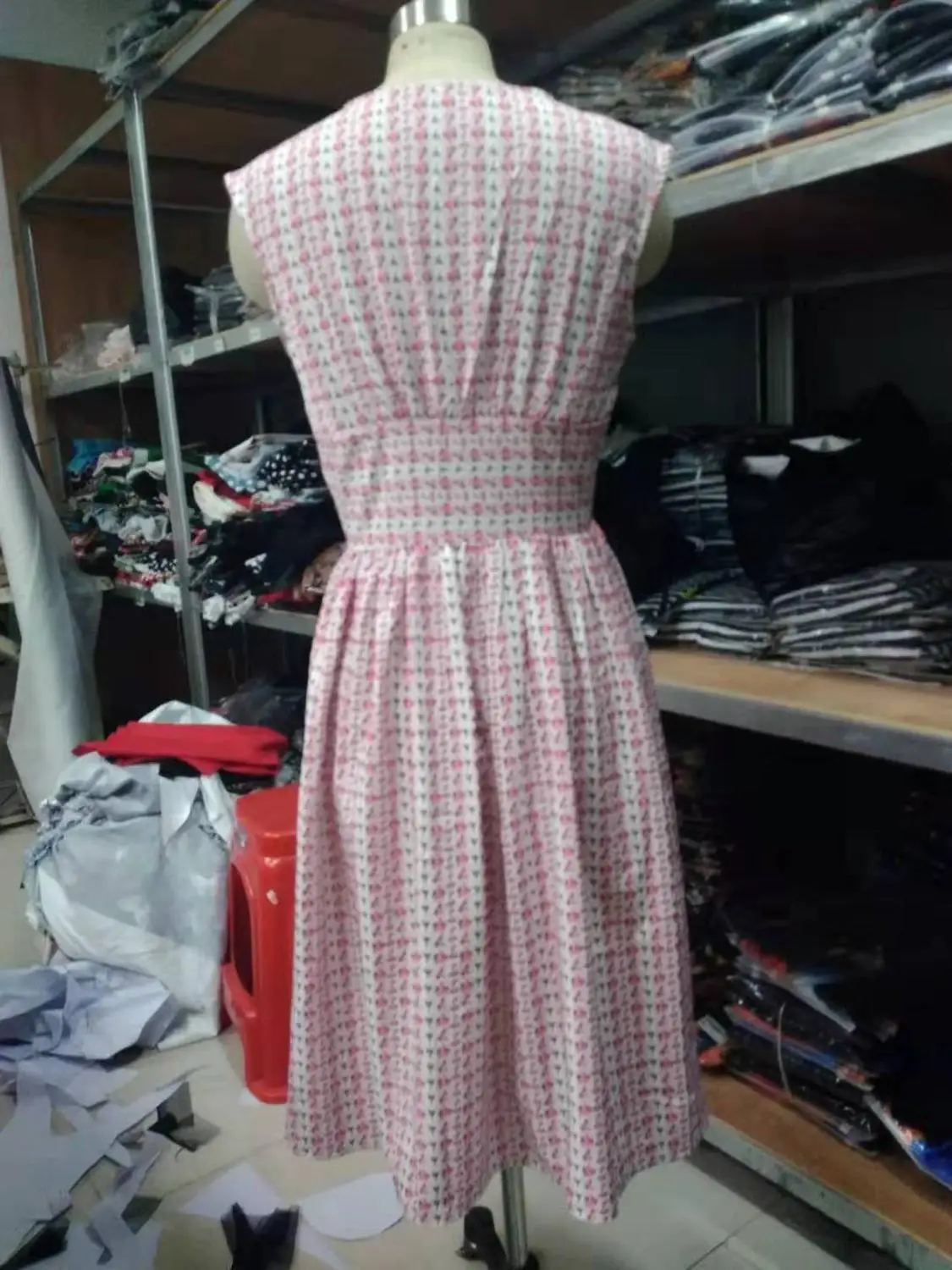 Женское винтажное платье с цветочным принтом без рукавов треугольным вырезом на