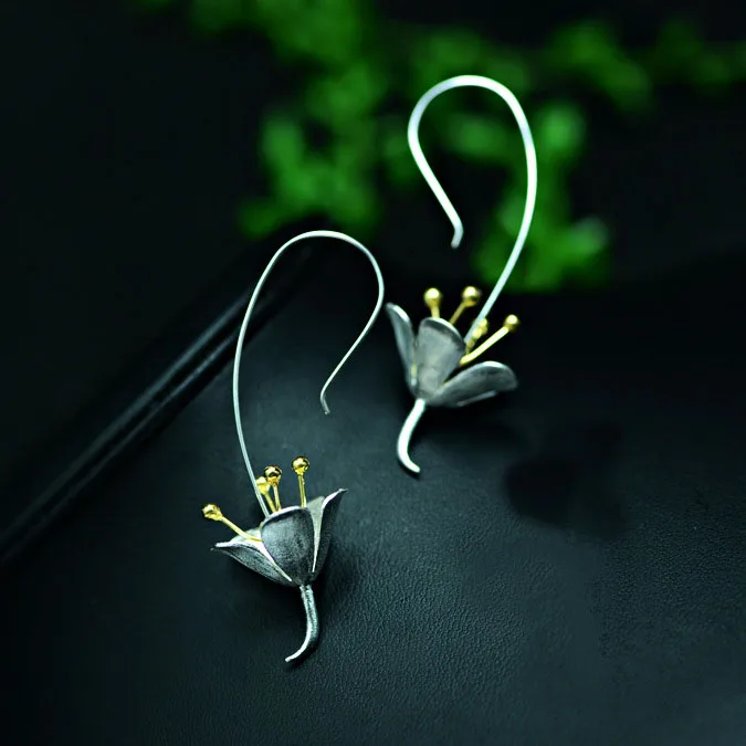 Серьги-подвески серебряного цвета в виде цветка | Украшения и аксессуары