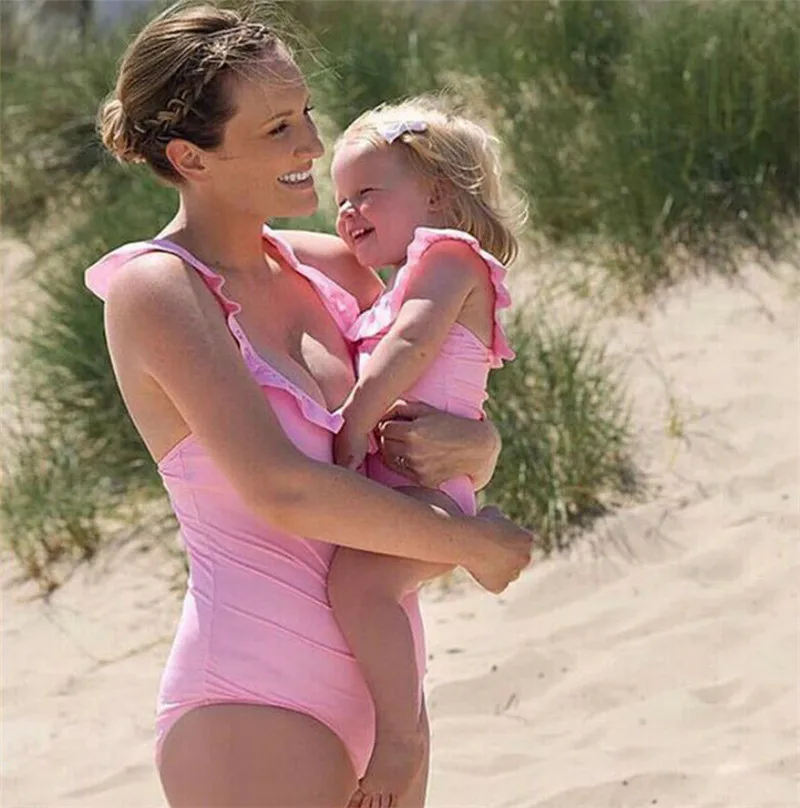 Семейный комплект для мамы и дочки купальник бикини с оборками милый цельный