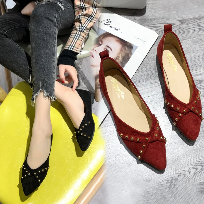 2018 г. весенняя женская обувь Туфли лодочки с заклепками на плоской подошве острым