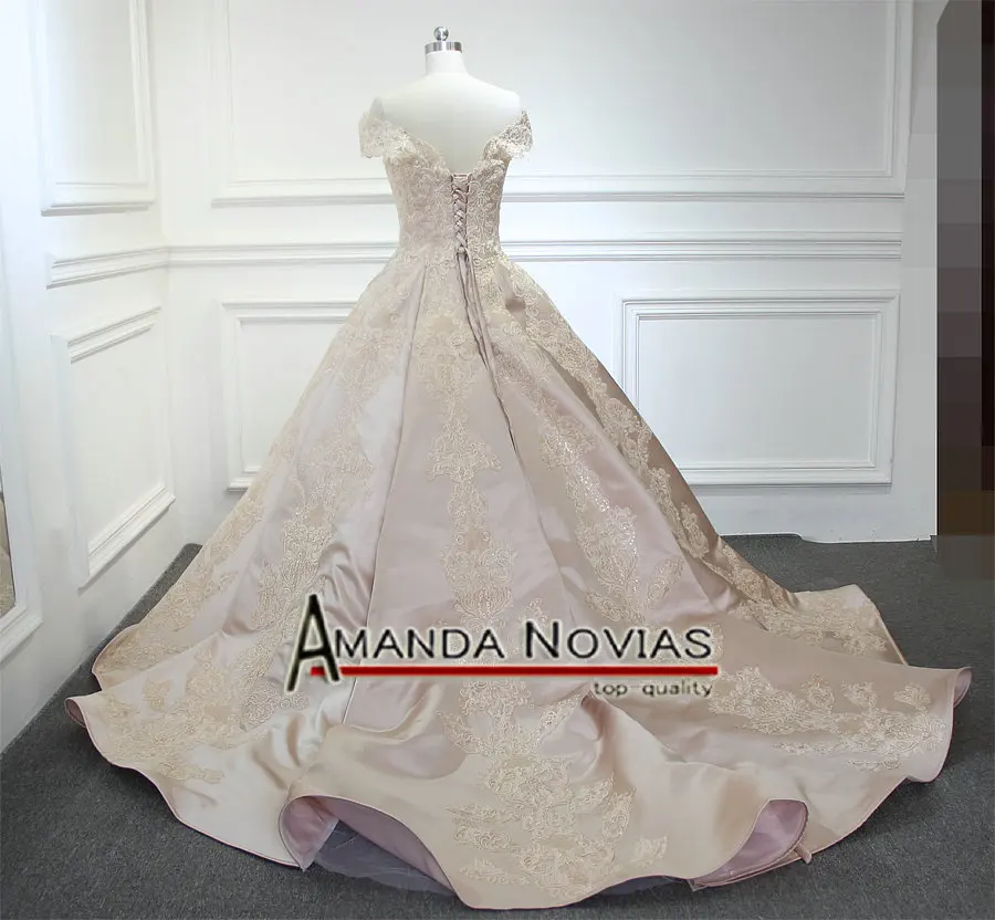 Свадебное платье с длинным шлейфом Amanda Novias реальные фотографии 2019 | Свадьбы и