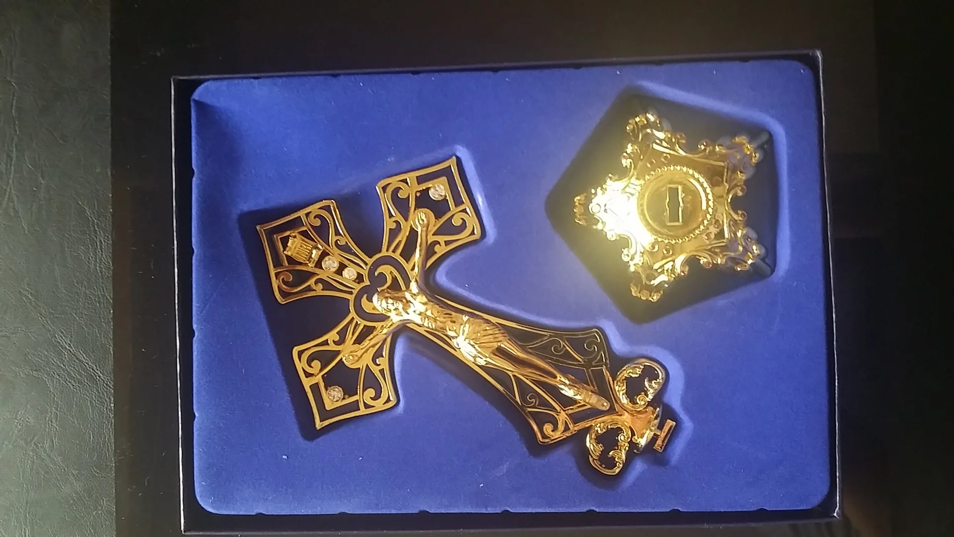 Католический священный христианский крест позолоченное синее дно сумерки