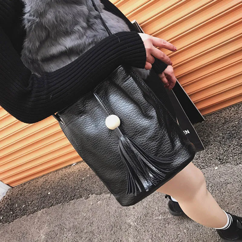 Модная женская сумка-мессенджер кожаная однотонная сумка с кисточками из дерева