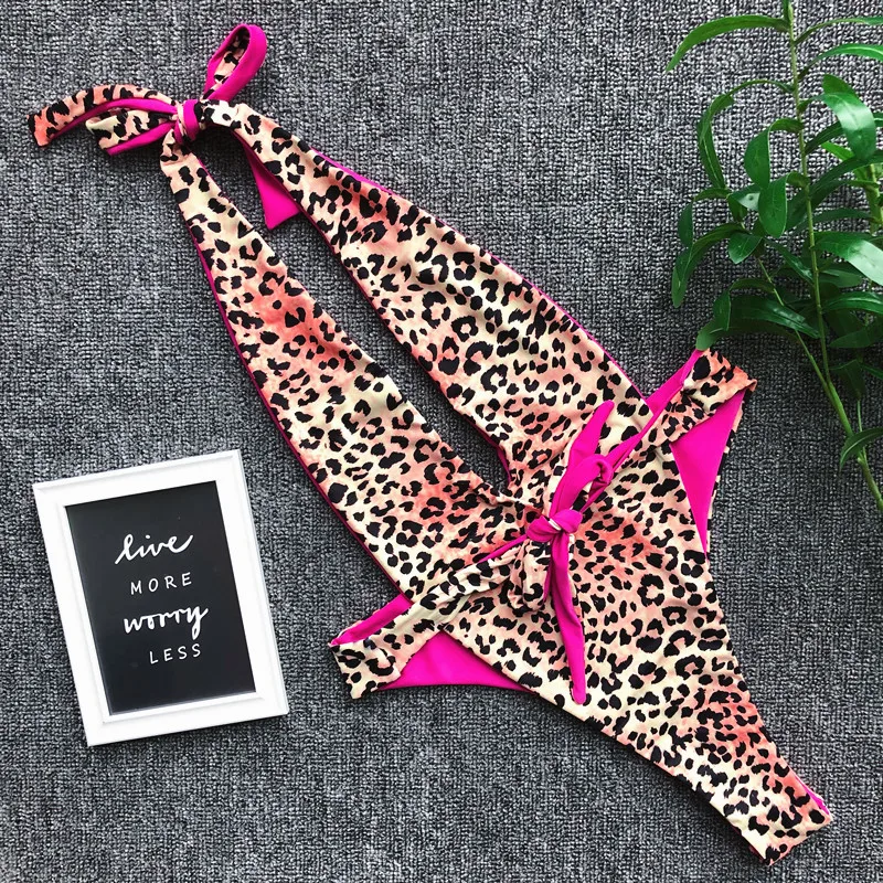 Женский купальник с глубоким v образным вырезом и леопардовым принтом