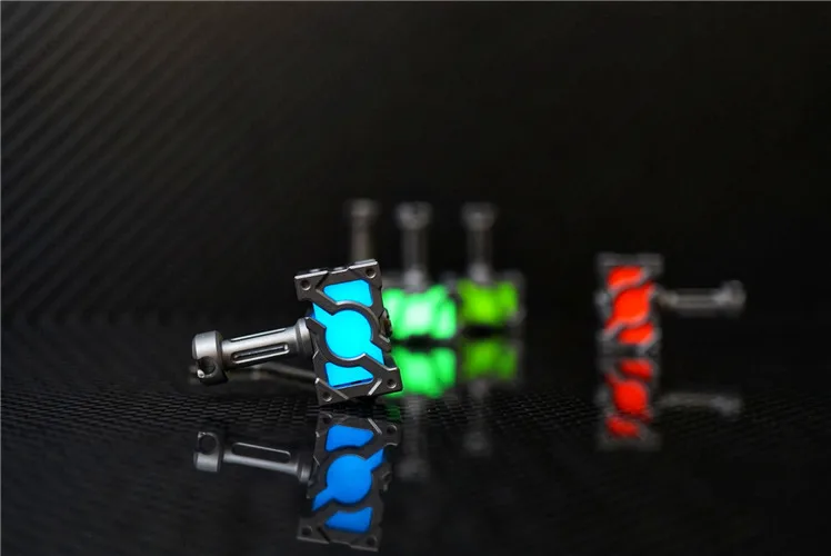Blue EDC светящиеся самоосвещающиеся бусины из титанового сплава кулон Паракорд уличные украшения снаряжение для кемпинга EDC инструменты - Цвет: Blue
