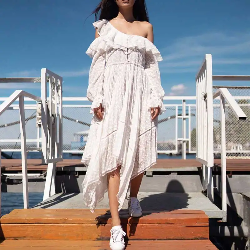 Белое летнее платье с вышивкой маргаритки одним плечом оборками длинным рукавом