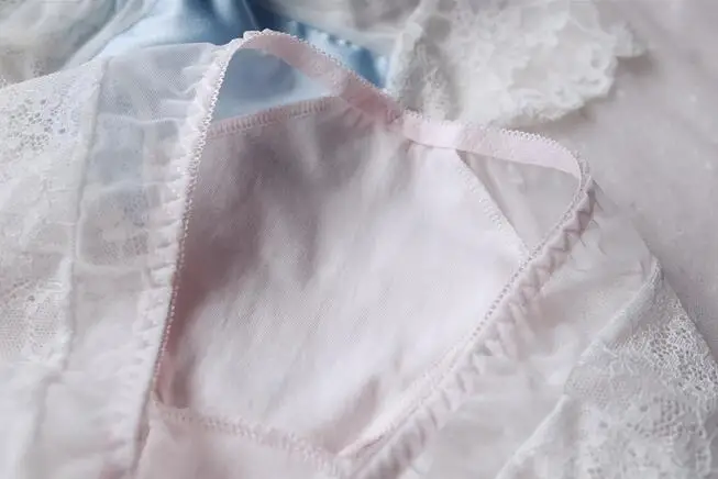 Реальные фотографии M L XL Милая Лолита Kawaii Сексуальная атласная Женская пижама с кружевом Стразы бант трусики Нижнее белье Короткие стринги Нижнее белье WP545
