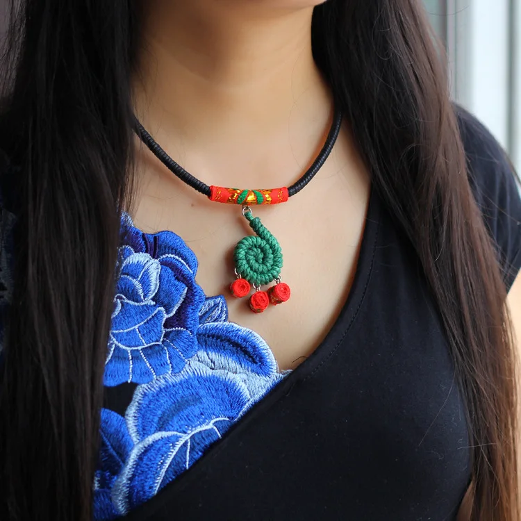 Ожерелье чокер ручной работы с яркими принтами и вышивкой новое зеленое