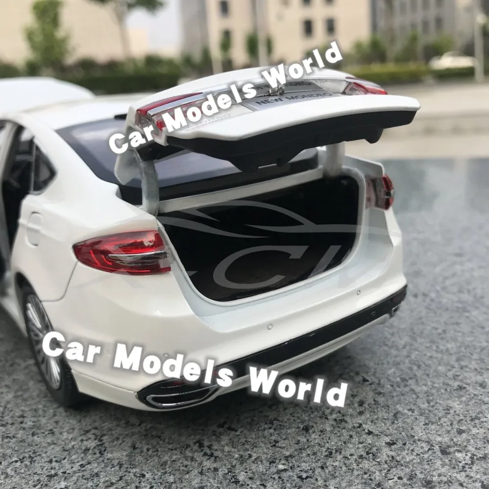 Литая под давлением модель автомобиля для New Mondeo 2017 1:18 (белый) + маленький подарок!|