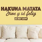 Испанские цитаты, наклейка Hakuna Matata, Vive Y Se Feliz. El Rey Leon модная декорация для гостиной, водонепроницаемая виниловая наклейка DIY QU36