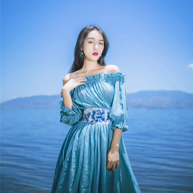 Женское шифоновое длинное платье с цветочной вышивкой и открытыми плечами лето