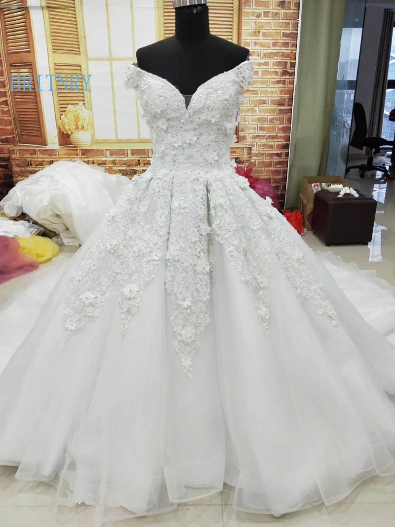 

Luxury Lace Wedding Dress V Neckline Ball Gown Beading Bride Dress