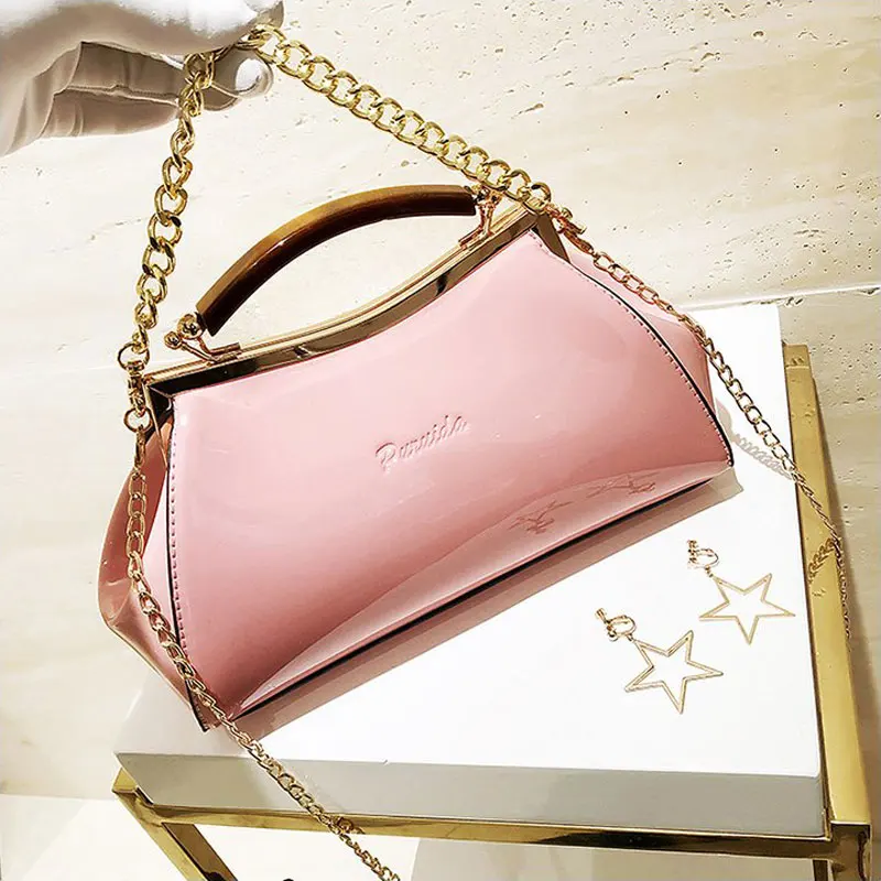 Женская сумка клатч из лакированной кожи однотонная через плечо с цепочкой