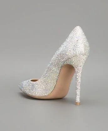 Элегантное шикарное платье с украшением в виде кристаллов на высоком каблуке