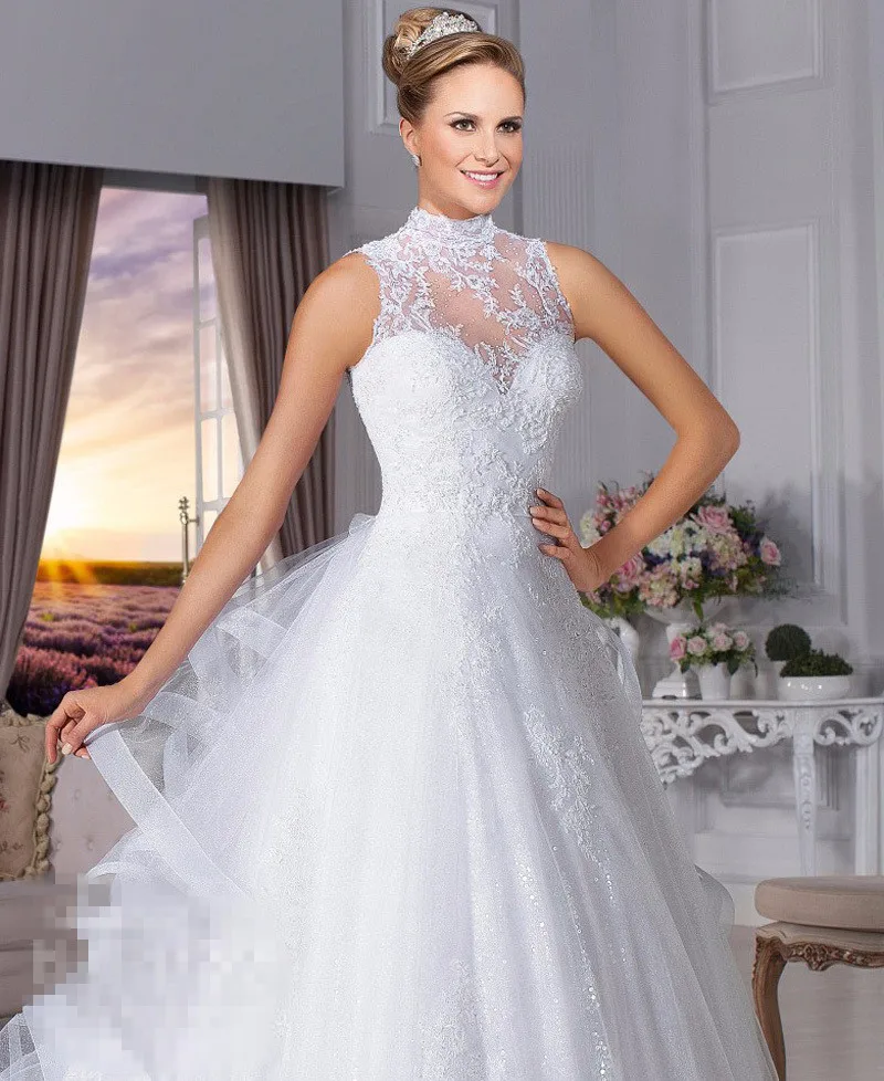 Бальное платье с высоким воротом без рукавов покрытые пуговицами Аппликации