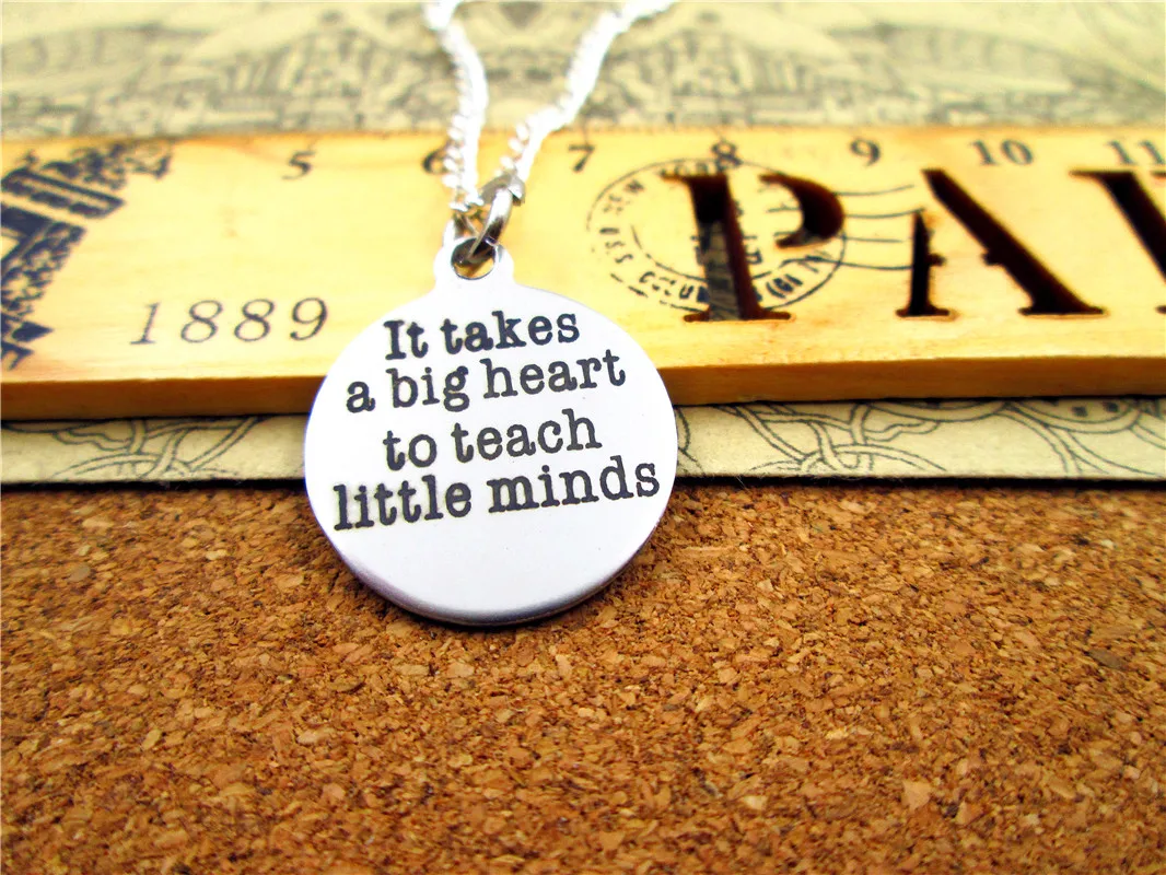 Ожерелье с дизайном оно занимает большое сердце чтобы научить маленькие умы