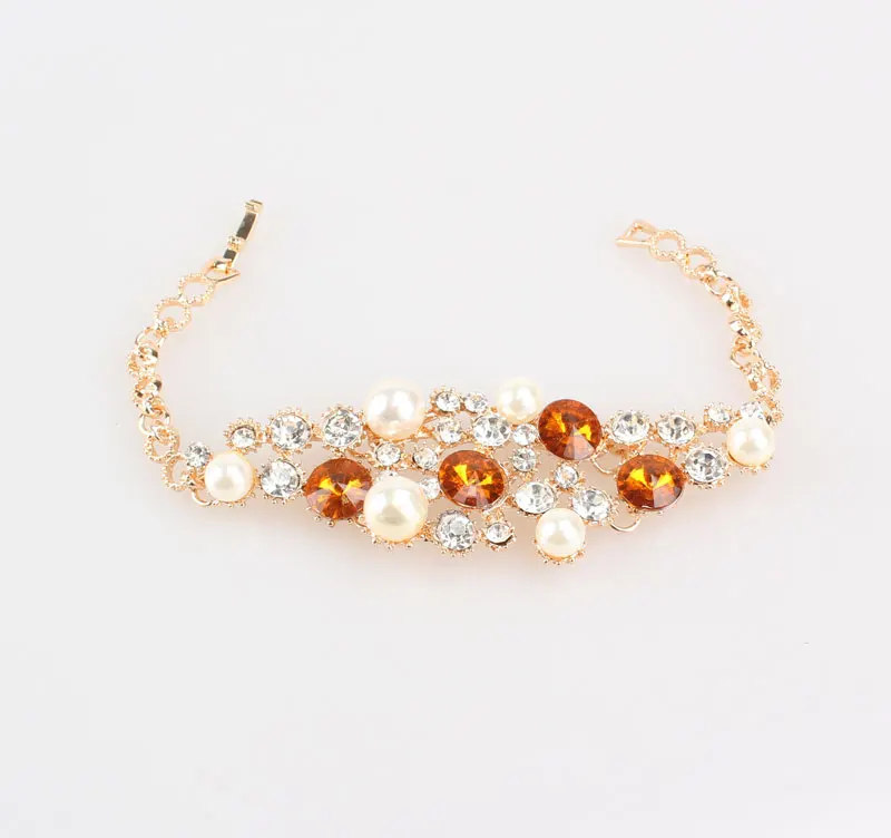 Комплект ювелирных изделий в африканском стиле золотого цвета с имитацией