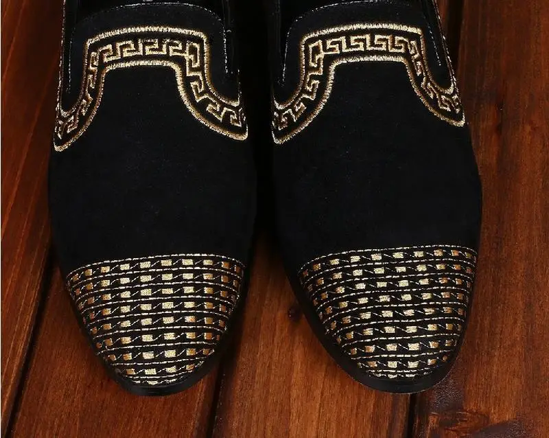 Мужские бархатные туфли черные винтажные Лоферы без застежки с золотой вышивкой