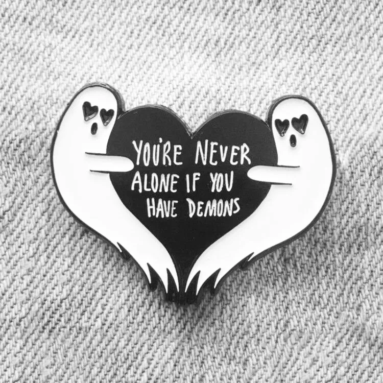 Значки с героями мультфильмов буквы YOU'RE NEVER ALONE если у вас есть демоны броши для