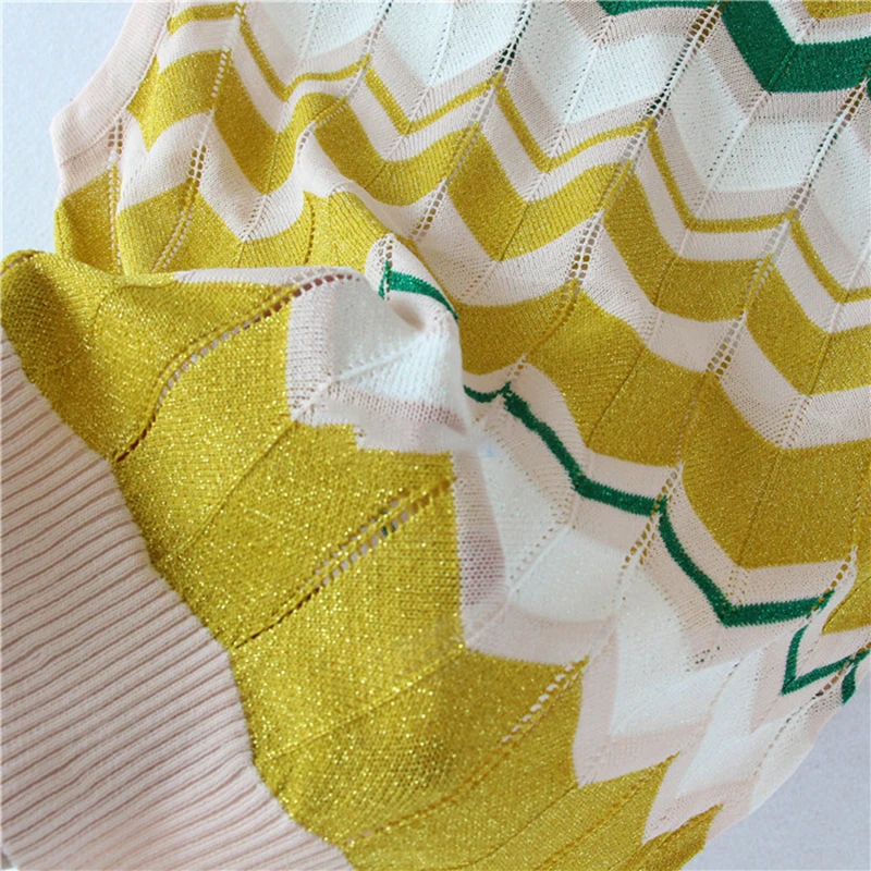 Женский трикотажный костюм в разноцветную волнистую полоску укороченный топ без