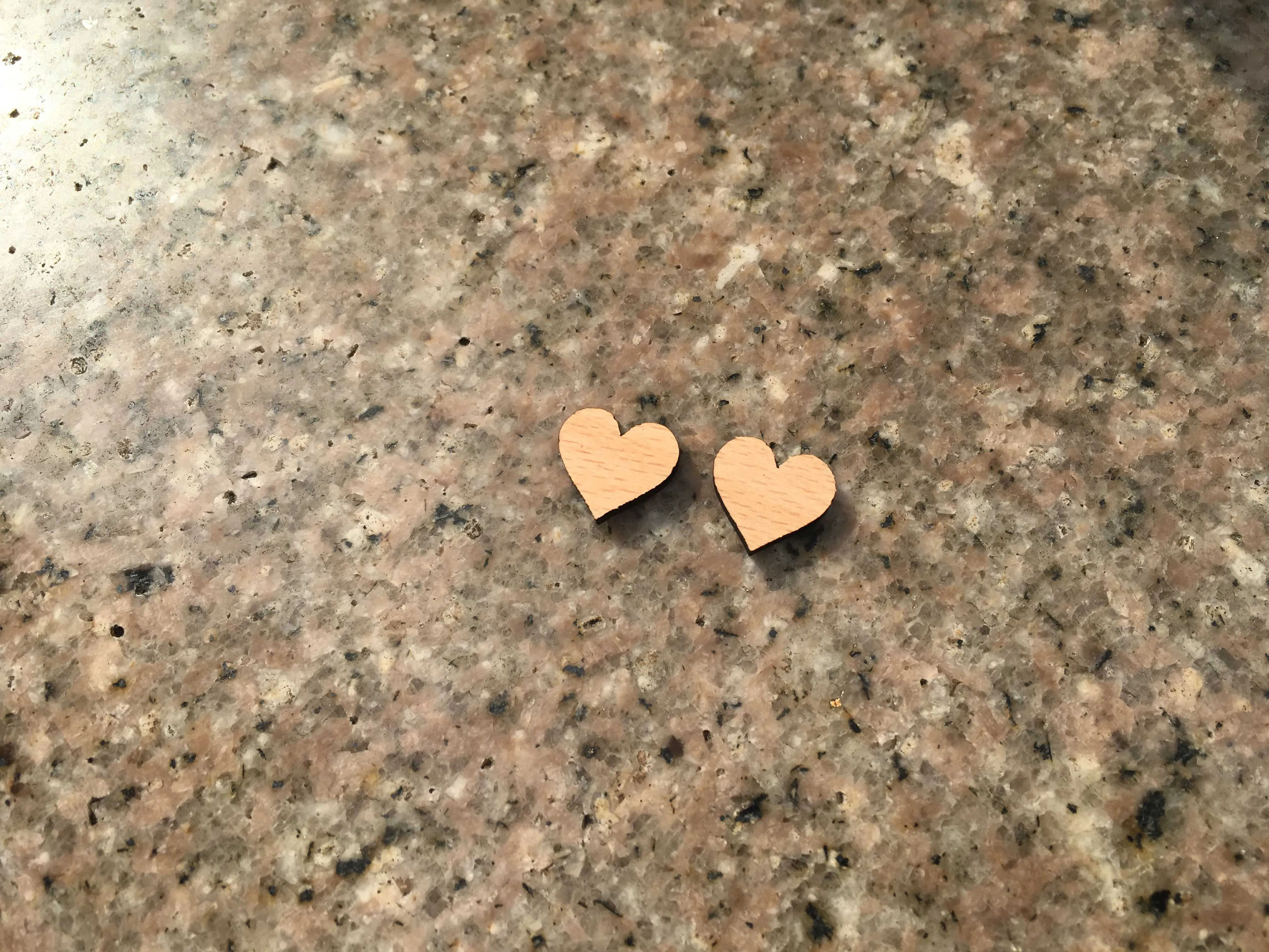 Серьги с сердечками Lasercut логотипом покера серьги гвоздики красным сердцем