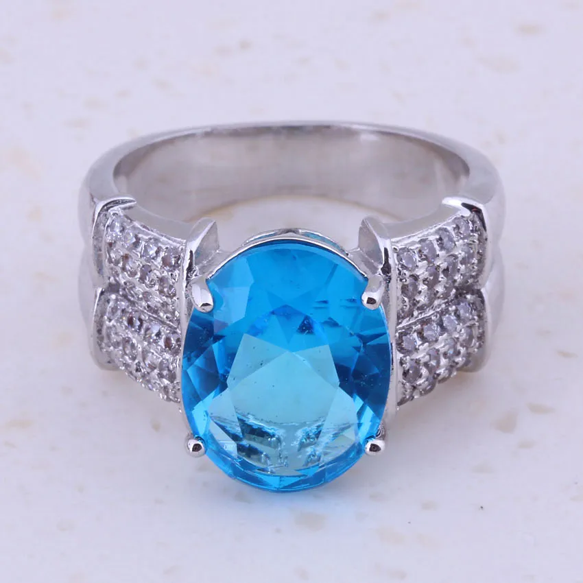 Блестящие кольца небесно голубого цвета с кристаллами и белым цирконием