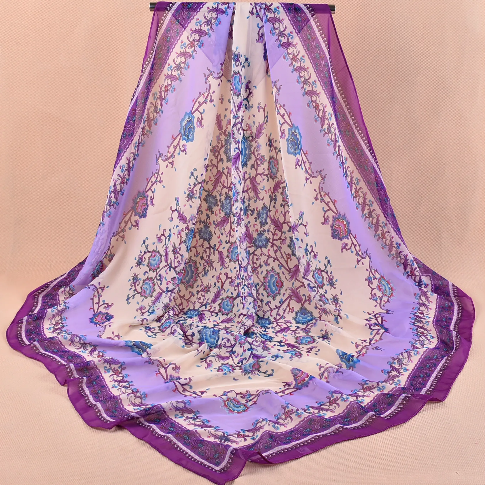 Женский шарф из твилового шелка квадратный с буквенным принтом и цепочкой модная