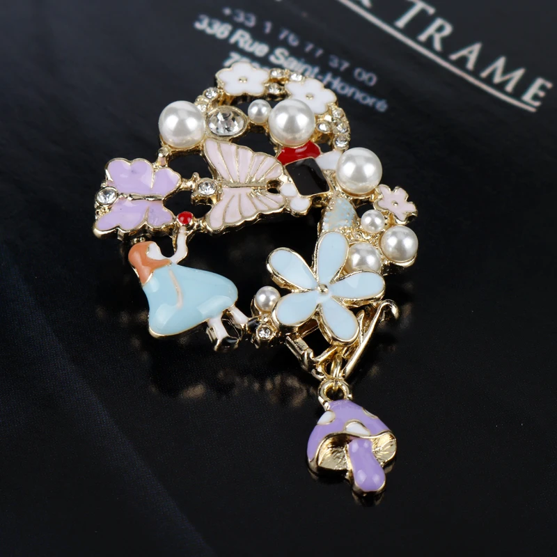 Брошь в стиле &quotАлисы стране чудес&quot металл эмаль красочными бабочками и