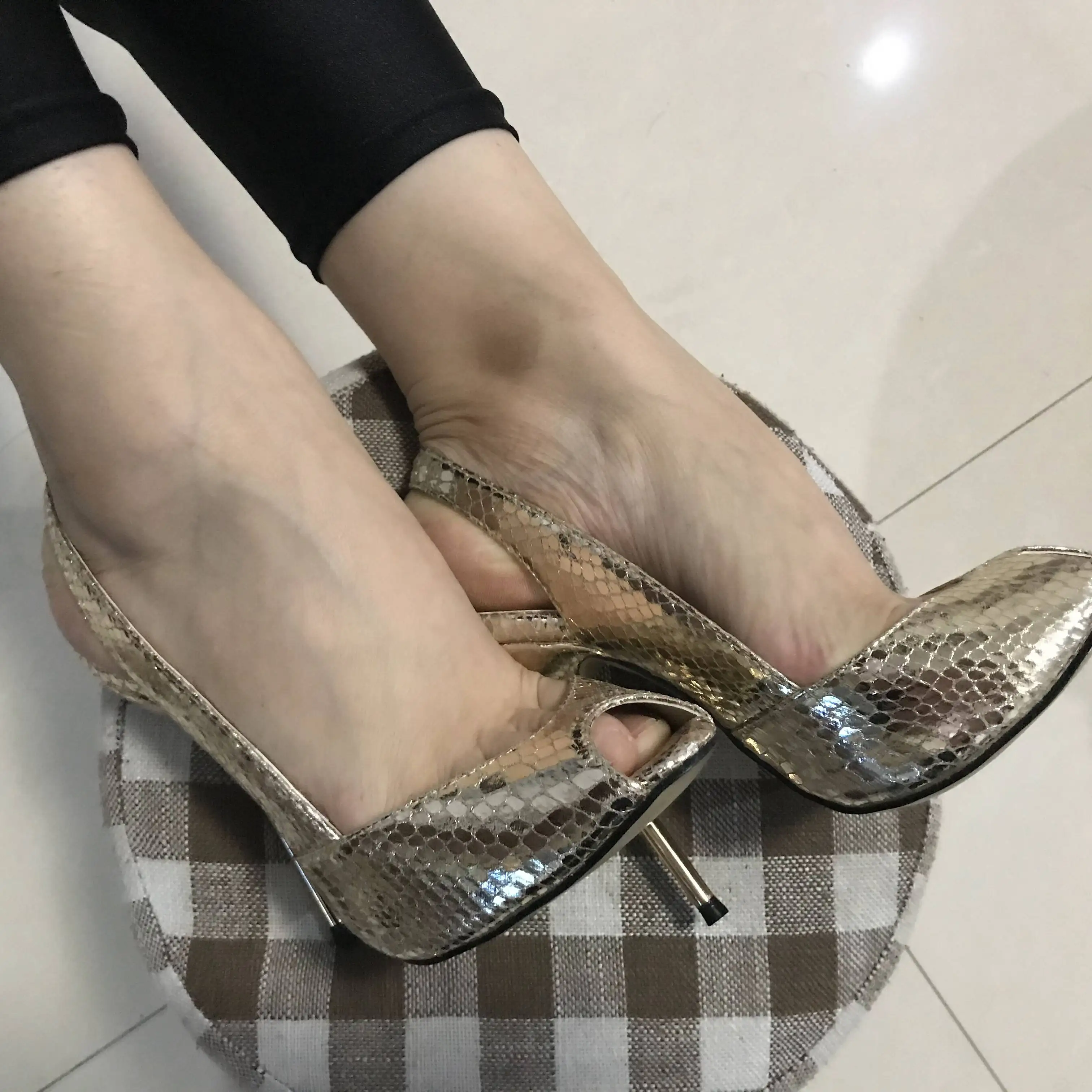 CHMILE CHAU/пикантные женские модельные туфли-лодочки для вечеринок; женские туфли с открытым носком на шпильке с ремешком на пятке; Escarpins Talons Femmes; 3845-g11