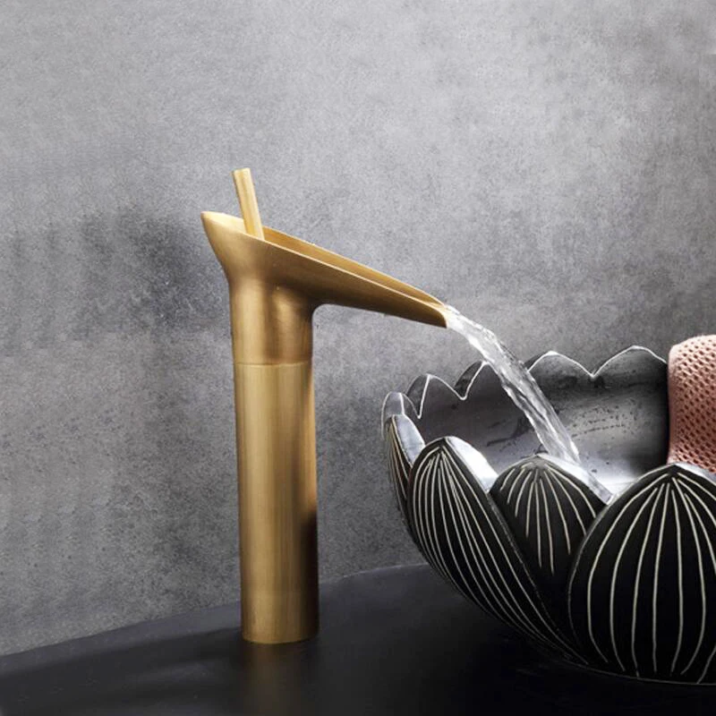 Бронзовый и черный латунный материал устанавливаемая на бортике холодная