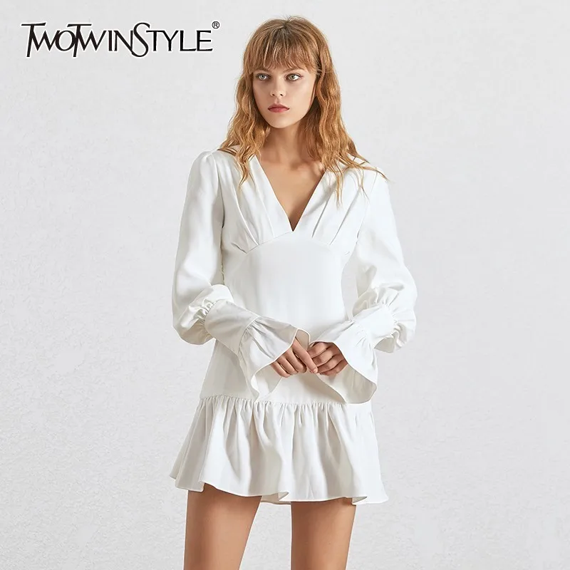 Платье мини TWOTWINSTYLE с треугольным вырезом рукавами фонариками и высокой