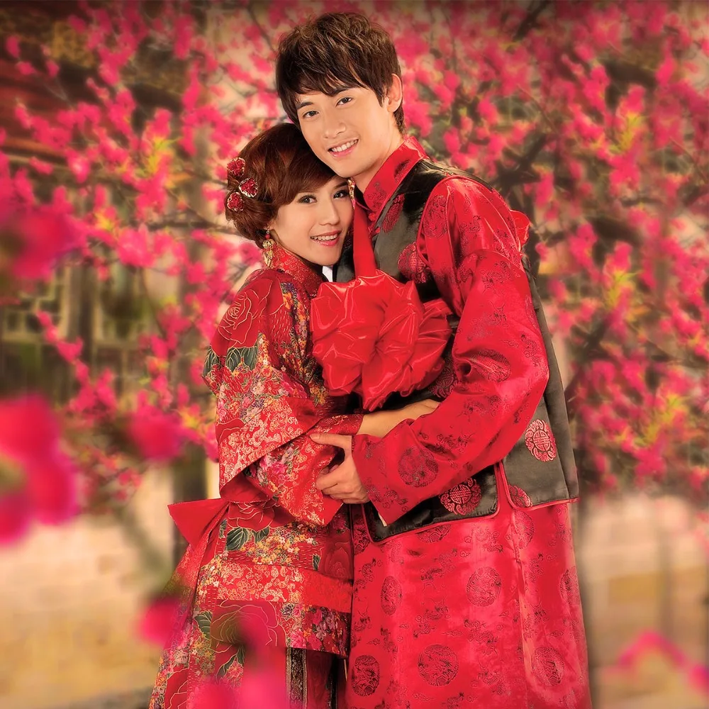 Свадебный костюм жениха и невесты в китайском стиле красный черный цвета вышитые